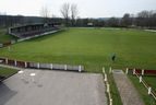 Blick über das Spielfeld auf die überdachte Tribüne