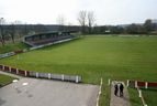 Spielfeld und Tribüne, im Vordergrund der Zuschauerweg