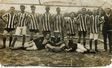 Historisches Mannschaftsfoto vor einem Tor, Spieler in gestreiften Trikots
