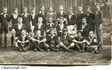 Historisches Mannschaftsfoto mit Spielern in dunklen Trikots und eingedruckter Bildunterschrift