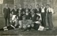 Historisches Mannschaftsfoto mit Spielern und Begleitern in Anzügen