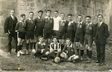 Historisches Mannschaftsfoto mit zwei Begleitern in Anzügen
