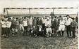 Historisches Gruppenfoto einer größeren Gruppe vor einem Fußballtor