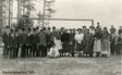 Historisches Gruppenfoto einer großen Gruppe vor einem Fußballtor
