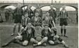 Historisches Mannschaftsfoto mit Spielern in gestreiften Trikots vor Brückenbögen