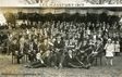 Historisches Gruppenfoto einer großen Festgesellschaft