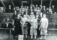 Historisches Gruppenfoto auf einer Tribüne