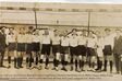 Historisches Mannschaftsfoto vor einem Fußballtor, Spieler in weißen Trikots