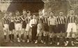 Historisches Mannschaftsfoto mit Spielern in gestreiften Trikots