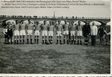 Historisches Foto einer Mannschaft in einer Reihe auf dem Spielfeld mit eingedrucktem Text