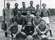 Historisches Mannschaftsfoto mit Betreuer und Ball