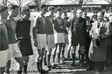 Historisches Foto von Spielern und Offiziellen vor einem Spiel