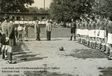 Historisches Foto zweier Mannschaften beim Aufstellen vor einem Spiel