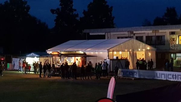 Beleuchtetes Festzelt am Stadion bei Nacht