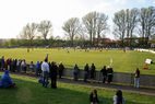 Zuschauer am Spielfeldrand während des Spiels