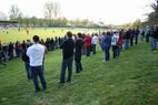 Zuschauer entlang des Spielfeldrands