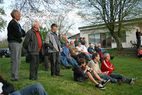 Zuschauer auf dem Rasen vor dem Vereinsheim