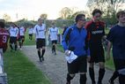 Spieler gehen über den Zuschauerweg vom Spielfeld