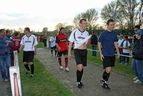 Spieler auf dem Weg vom Spielfeld zwischen Zuschauern