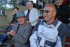 Ältere Zuschauer auf der Tribüne