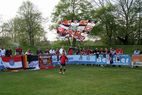 Fahnen und Banner am Spielfeldrand