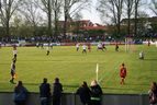 Spielszene, im Vordergrund Zuschauer am Spielfeldrand