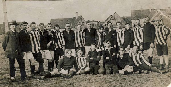 Historisches Schwarzweißfoto: die 1. Mannschaft von 1917 in gestreiften Trikots
