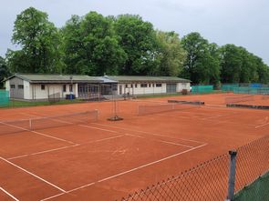 Sandplätze der Tennisanlage mit dem Tennisheim im Hintergrund