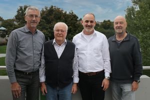 Die Vorstandschaft des Fördervereins im Freien vor Bäumen und einem Geländer, von links: Udo Stöffler, Gerhard Feiler, Christian Schneider und Christof Kamionka