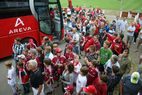 Fans umringen den roten Mannschaftsbus des 1. FC Nürnberg