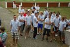 Gruppe junger Männer in grauen Shirts am Spielfeldrand
