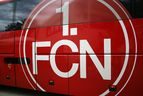 FCN-Logo auf dem roten Mannschaftsbus des 1. FC Nürnberg