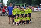 Kindermannschaft in gelben Trikots mit Trainer