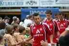 Spieler des 1. FC Nürnberg in roten Trikots mit Areva-Schriftzug auf dem Weg durch die Zuschauer