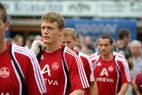 Spieler des 1. FC Nürnberg vor Zuschauern und Werbebanden