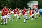 Spieler in roten und weißen Trikots beim Aufwärmen