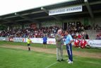 Interview auf dem Spielfeld vor der voll besetzten Tribüne