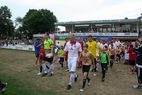 Einlauf der Spieler mit Kindern vor dem Vereinsheim