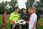 Übergabe eines gerahmten Bildes zwischen den Spielführern im Beisein des Schiedsrichters