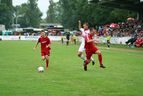 Spielszene mit Spielern in roten Trikots
