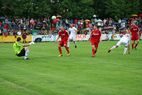Spielszene vor dem Tor mit Torwart in Gelb