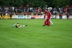 Spieler am Boden nach einem Zweikampf