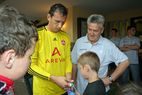Torwart im gelben Trikot gibt im Vereinsheim Autogramme
