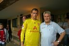 Torwart im gelben Trikot mit einem Mann im Vereinsheim