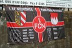Fahne eines 1.-FC-Nürnberg-Fanclubs mit FCN-Wappen und Meisterjahren
