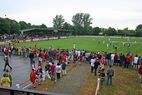 Zuschauerweg mit vielen Besuchern am Spielfeld