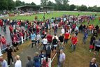 Zuschauer strömen nach dem Spiel auf das Spielfeld