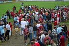 Menschenmenge auf dem Rasen nach dem Spiel