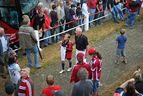 Fans warten am Mannschaftsbus auf die Spieler
