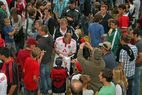 Spieler gibt inmitten von Fans Autogramme